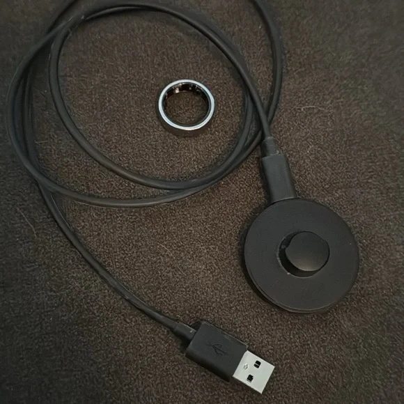 Oura Ring Gen3 Horizon Size 9 in Silver - Picture 3 of 5